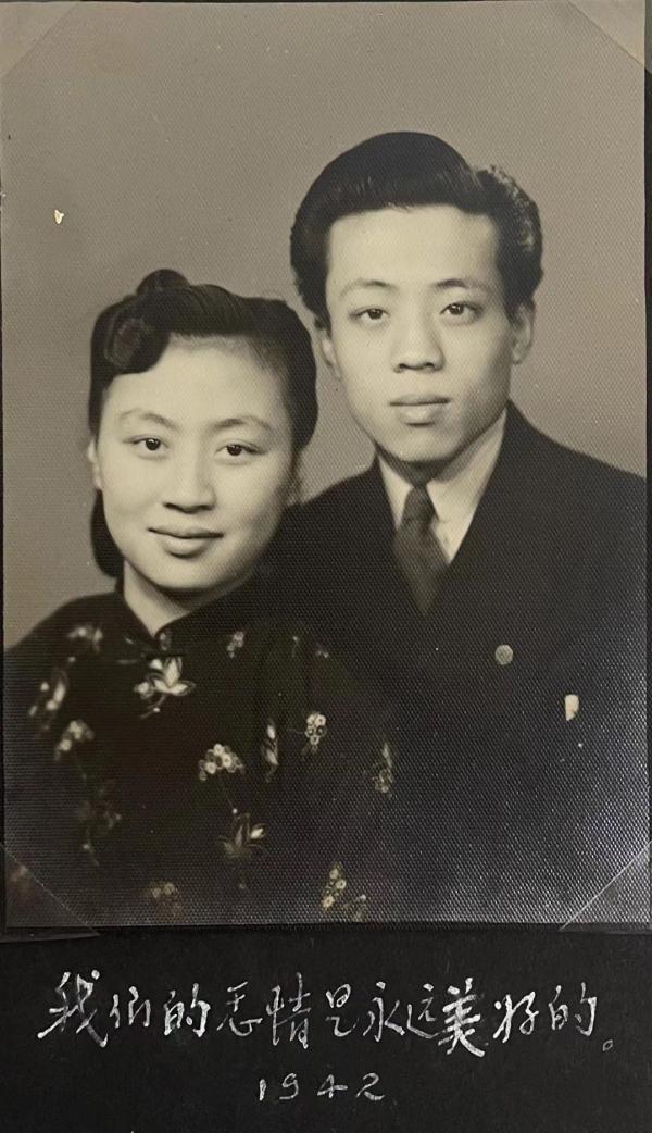 流浪漢世界杯門票設計（奔涌入海·北外灘｜我們感情是永遠美好的：一本老相冊的歸來）