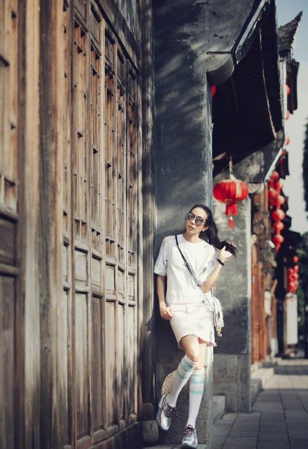 足球襪的展示視頻（莫文蔚罕見這么扮嫩，49歲穿T恤短裙像19歲，配足球襪美得不敢認）