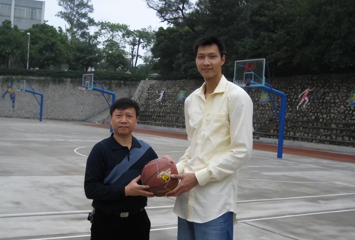 cba何忠勉效力哪個(gè)球隊(duì)（來(lái)自廣東本土的十大籃球手）