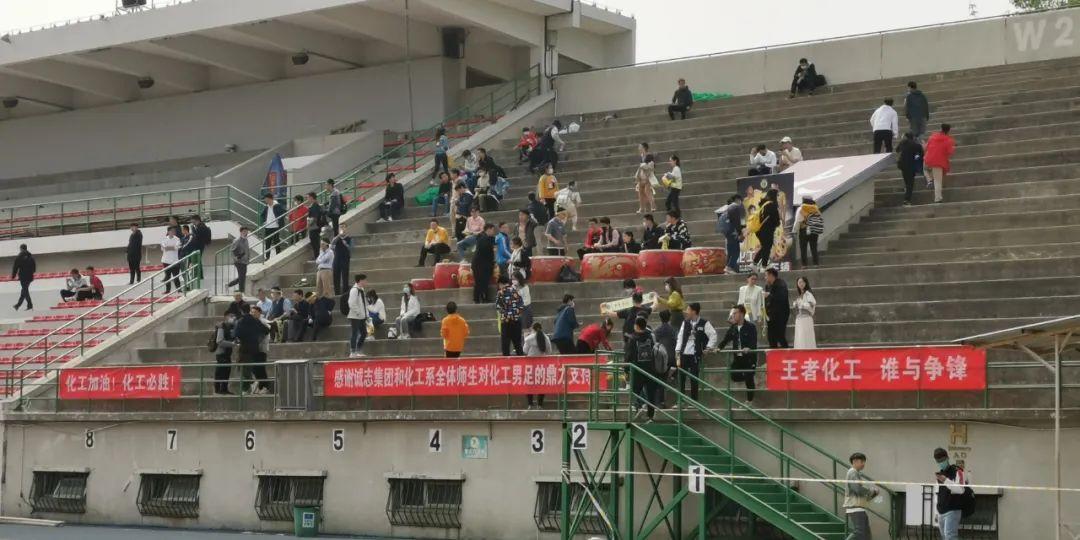 清華大學足球場是真草嗎（清華化工男足時隔11年再奪冠軍！老博士淚灑現(xiàn)場激情解說大放送）