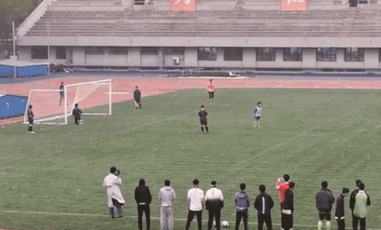 清華大學足球場是真草嗎（清華化工男足時隔11年再奪冠軍！老博士淚灑現(xiàn)場激情解說大放送）