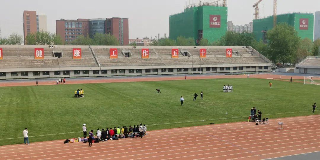 清華大學足球場是真草嗎（清華化工男足時隔11年再奪冠軍！老博士淚灑現(xiàn)場激情解說大放送）