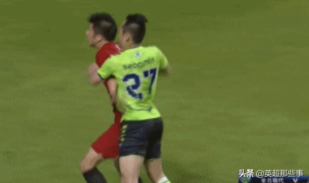 全北現代vs上海上港紅牌（上港全北火爆沖突！兩人纏斗像極綜合格斗，文宣民2次暴擊領紅牌）