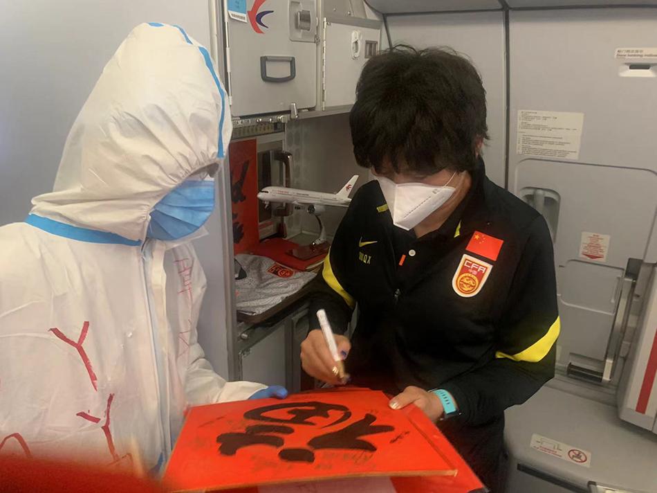 中國女足什么時(shí)候回國（凱旋｜冠軍歸來！中國女足搭乘包機(jī)回國，今晚抵滬）