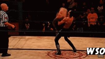 wwe2010（十大兇殘WWE招式，已經(jīng)全部被禁用，最后一招中了至少住院一個月）