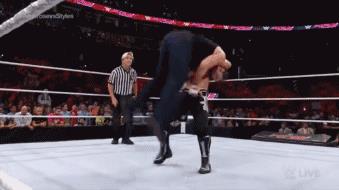 wwe2010（十大兇殘WWE招式，已經(jīng)全部被禁用，最后一招中了至少住院一個月）