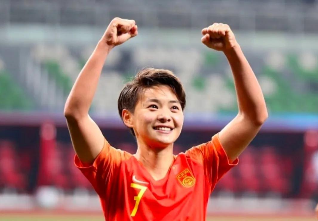 女足亞洲杯王霜為什么沒上場（水慶霞錯(cuò)怪王霜！王霜最新傷勢曝光，骨裂仍拼搏60分鐘，男足羞愧）