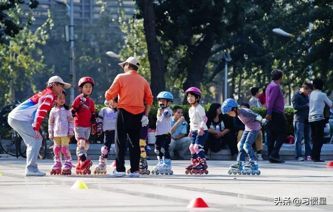 孩子學輪滑好還是足球好（千萬不要讓孩子學輪滑？真相竟然是……）
