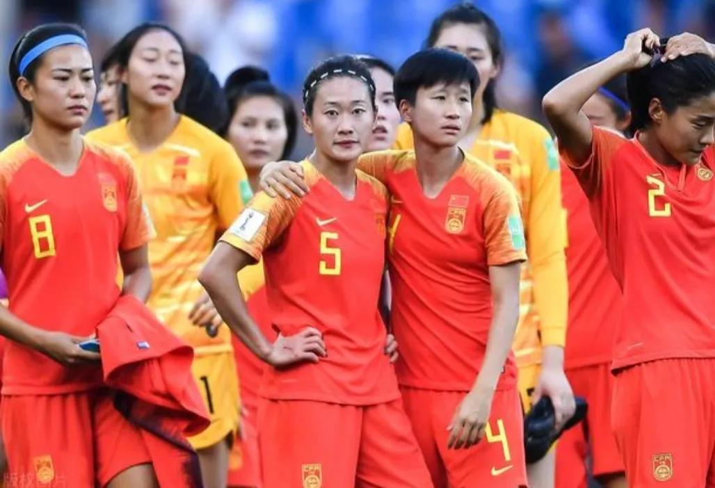 女足亞洲杯王霜為什么沒上場（水慶霞錯(cuò)怪王霜！王霜最新傷勢曝光，骨裂仍拼搏60分鐘，男足羞愧）