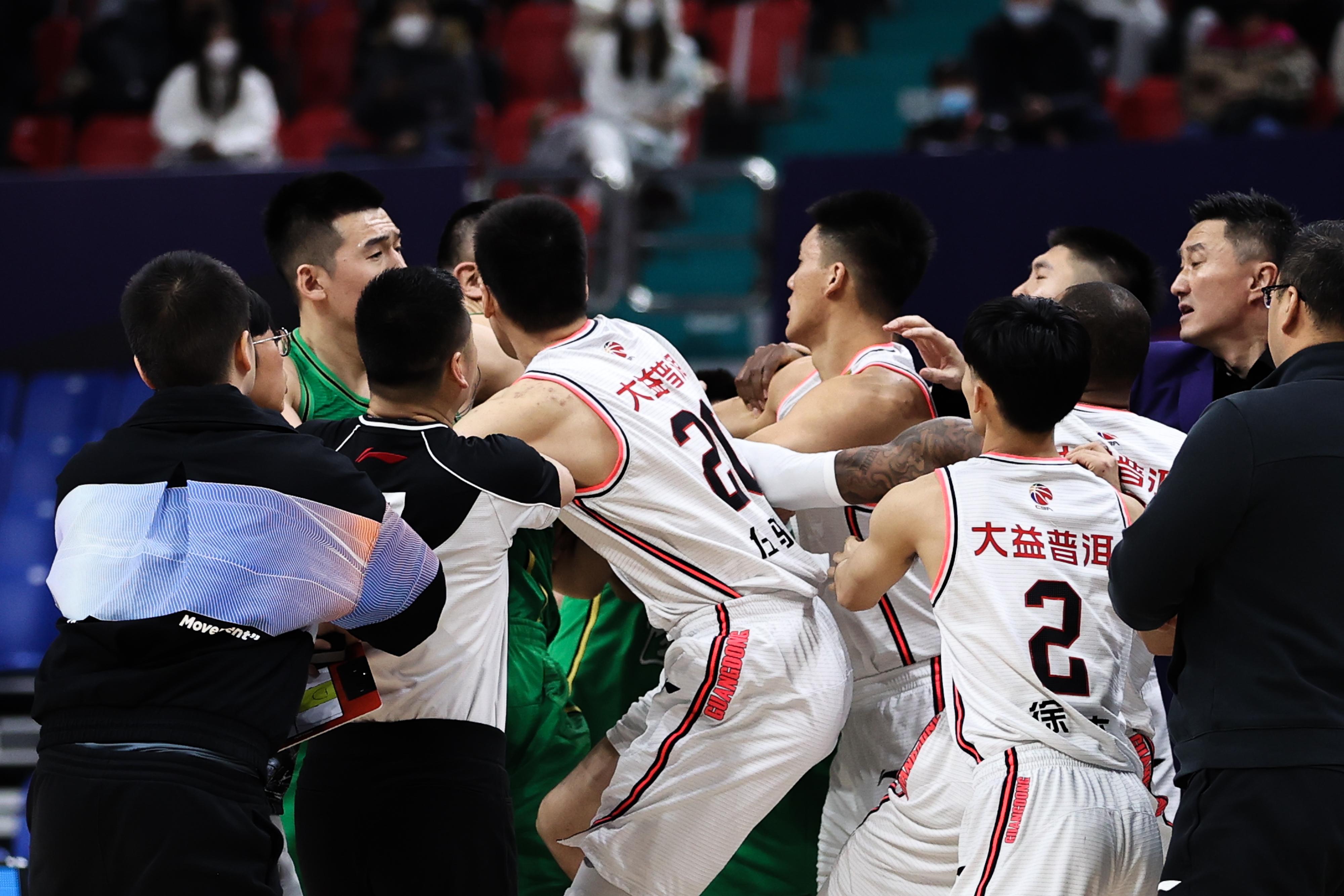 胡明軒2次違體也被驅(qū)逐（體壇聯(lián)播｜遼籃廣東沖突不斷3人驅(qū)逐，李春江馬布里場(chǎng)邊對(duì)罵）