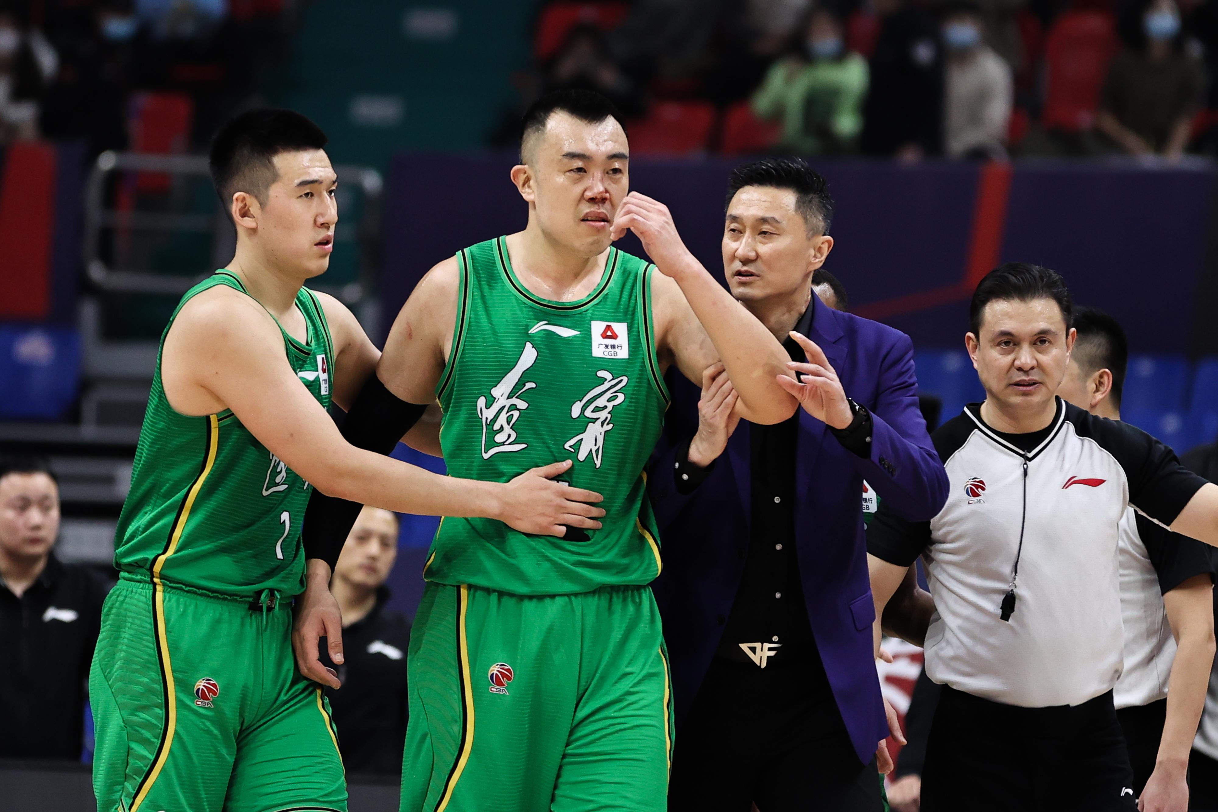 胡明軒2次違體也被驅(qū)逐（體壇聯(lián)播｜遼籃廣東沖突不斷3人驅(qū)逐，李春江馬布里場(chǎng)邊對(duì)罵）