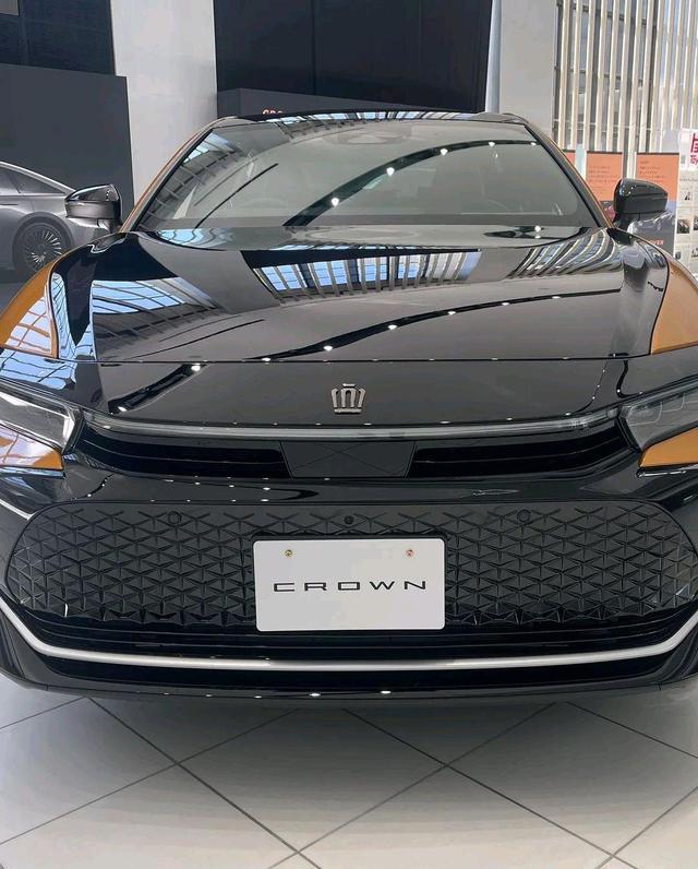 豐田crown（豐田CROWN：恢復(fù)皇冠車標(biāo)，2.4T+8AT，跨界風(fēng)格濃郁）